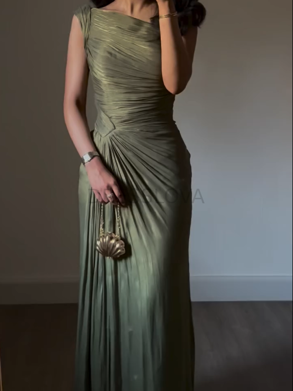 Vestido de baile longo de cetim com decote ombro a ombro e corte A              Write a Review