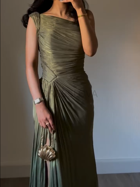 Vestido de baile longo de cetim com decote ombro a ombro e corte A              Write a Review