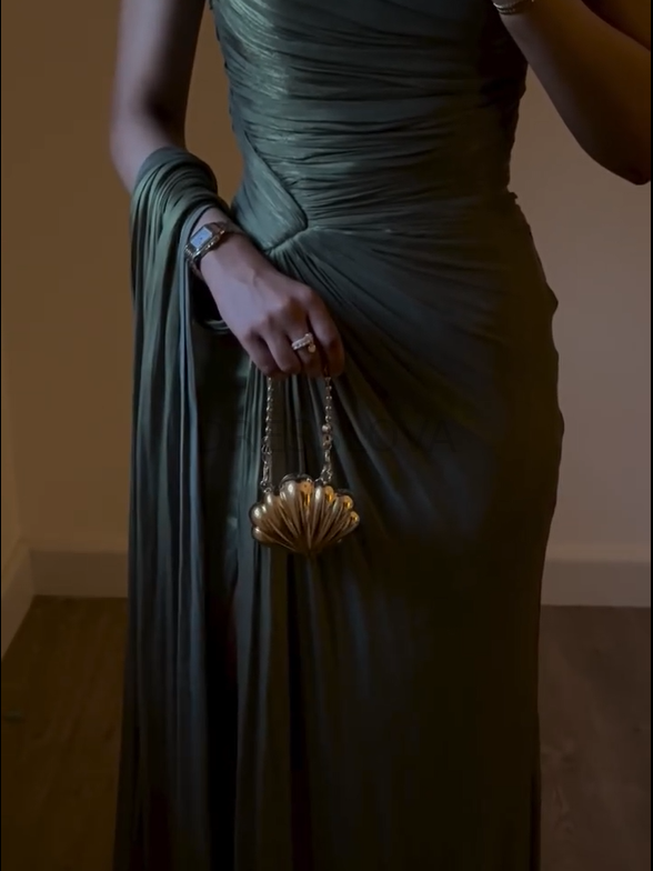 Vestido de baile longo de cetim com decote ombro a ombro e corte A              Write a Review